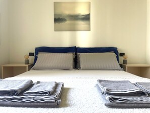 2 bedrooms, iron/ironing board, free WiFi, bed sheets - Casa Santi_sleeps 8, swimming pool and lake 50 steps away (Toscolano-Maderno)