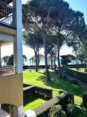 Property grounds - Casa Santi_sleeps 8, swimming pool and lake 50 steps away (Toscolano-Maderno)