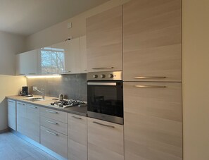 Fridge, oven, dishwasher, coffee/tea maker - Casa Piccolo – Charm and Design in the Heart of Maderno (Toscolano-Maderno)