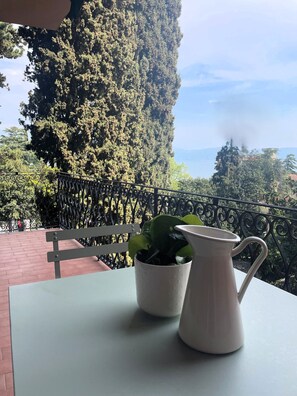 Outdoor dining - Casa Tonoli – Panoramic Lake View Terrace & Beach Access (Toscolano-Maderno)