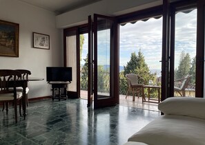 TV - Casa Tonoli – Panoramic Lake View Terrace & Beach Access (Toscolano-Maderno)