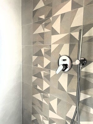Shower, hair dryer, towels - Casa Tonoli – Panoramic Lake View Terrace & Beach Access (Toscolano-Maderno)