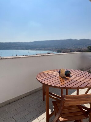 Outdoor dining - Mansarda del Gallo_Penthouse with Lake View and Swimming Pool (Salò)