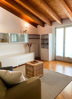 TV - Mansarda del Gallo_Penthouse with Lake View and Swimming Pool (Salò)