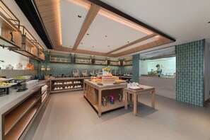 A modern kitchen with built-in shelves, a central island, and a seating area. - MEHOOD LESTIE HOTEL - Changsha South Station Branch (Changsha)