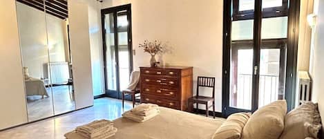 Tabla de planchar con plancha, wifi gratis y ropa de cama