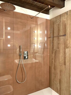Shower, hair dryer, towels - Casa Savoia 31_Charm in an 18th-century palace by the lake (Salò)