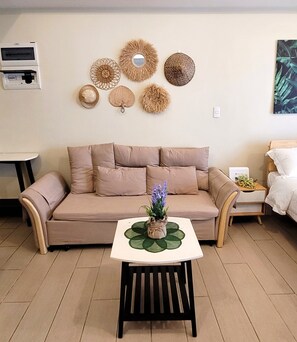 Living area - Studio Suite Near Venice Grand Canal (Taguig)