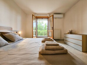 Iron/ironing board, free WiFi, bed sheets - Villa Venti_Exclusive Property with Pool & View (Puegnago sul Garda)