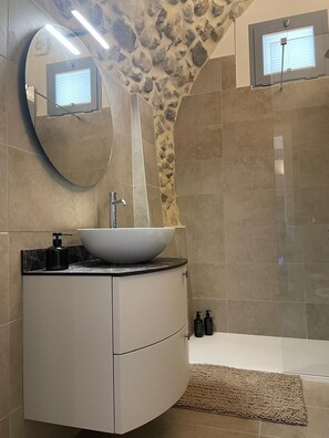 Shower, hair dryer, towels - Dimora del Torchio – Panoramic Pool and Jacuzzi (Soiano del Lago)