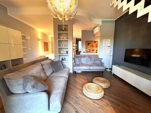 TV - Casa Magenta_Private Garden & Swimming Pool in the Village (Moniga del Garda)