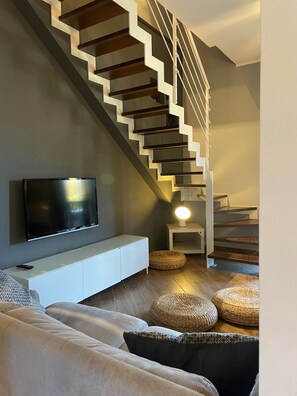 TV - Casa Magenta_Private Garden & Swimming Pool in the Village (Moniga del Garda)