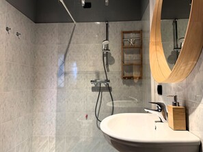 Shower, hair dryer, towels - Casa Magenta_Private Garden & Swimming Pool in the Village (Moniga del Garda)