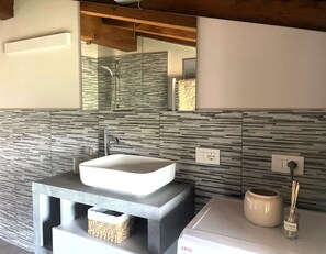 Shower, hair dryer, towels - The cottage at Borgo Alba_Charm in a historic courtyard (Polpenazze del Garda)