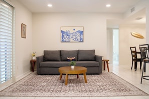 智能電視、足球機、書籍