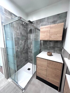 Shower, hair dryer, bidet, towels - Casa Pratello_Design and relax with a view of the lake (Padenghe sul Garda)
