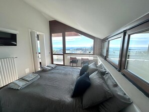 2 bedrooms, free WiFi, bed sheets - Casa Pratello_Design and relax with a view of the lake (Padenghe sul Garda)