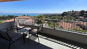 A balcony with a view of the sea and a town. - Casa Pratello_Design and relax with a view of the lake (Padenghe sul Garda)