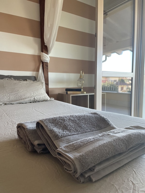 Free WiFi, bed sheets