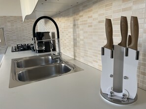 Réfrigérateur, four à micro-ondes, un four, lave-vaisselle