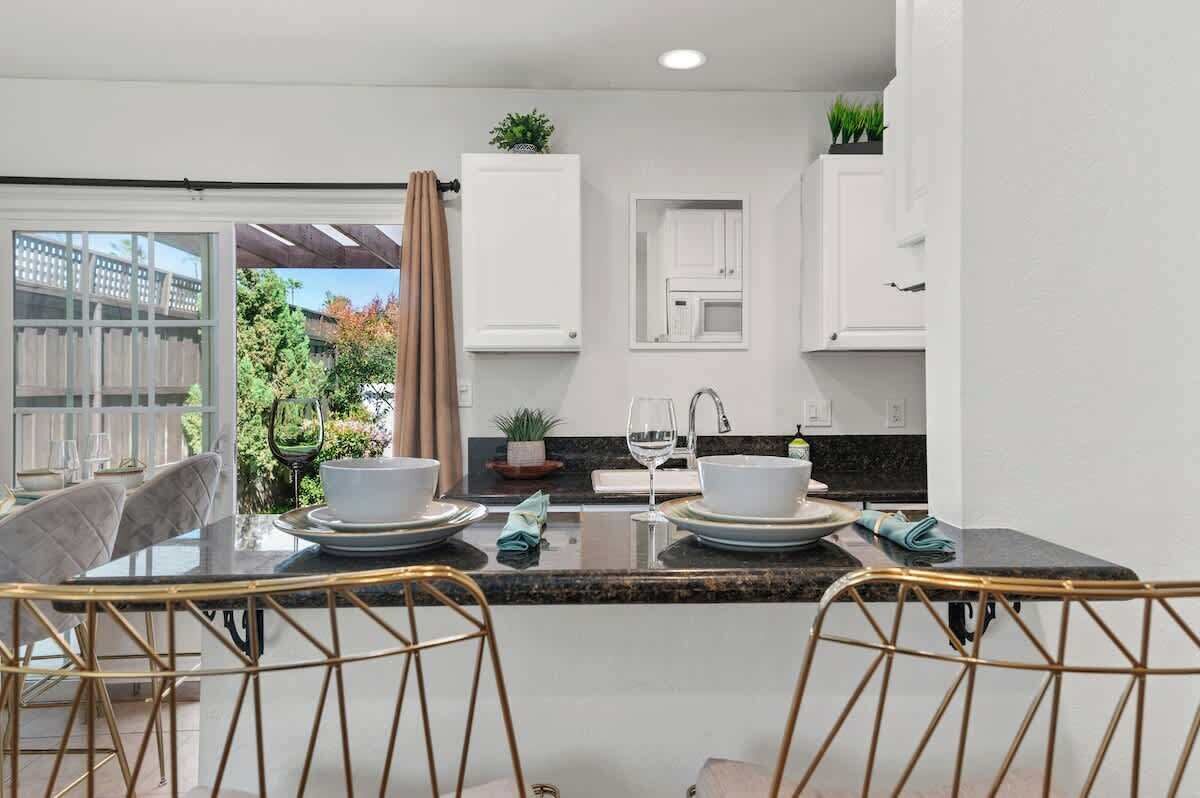 冷蔵庫、電子レンジ、オーブン、コンロ