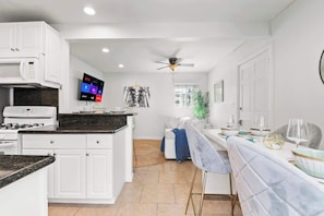 Private kitchen - Pacific Beach 1BR Boho Inspired with Parking (San Diego)