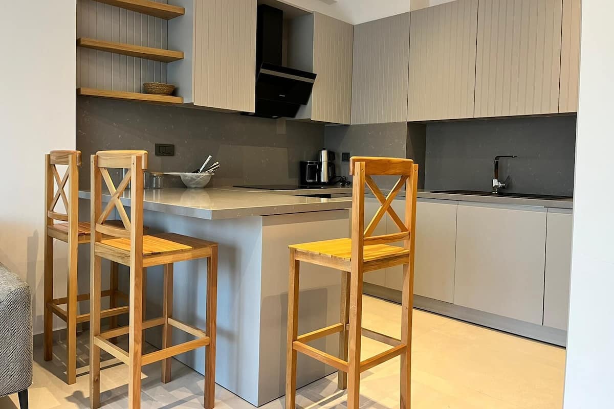 Studio Suite | Dapur peribadi | Peti sejuk/penyejuk beku saiz penuh, ketuhar, dapur