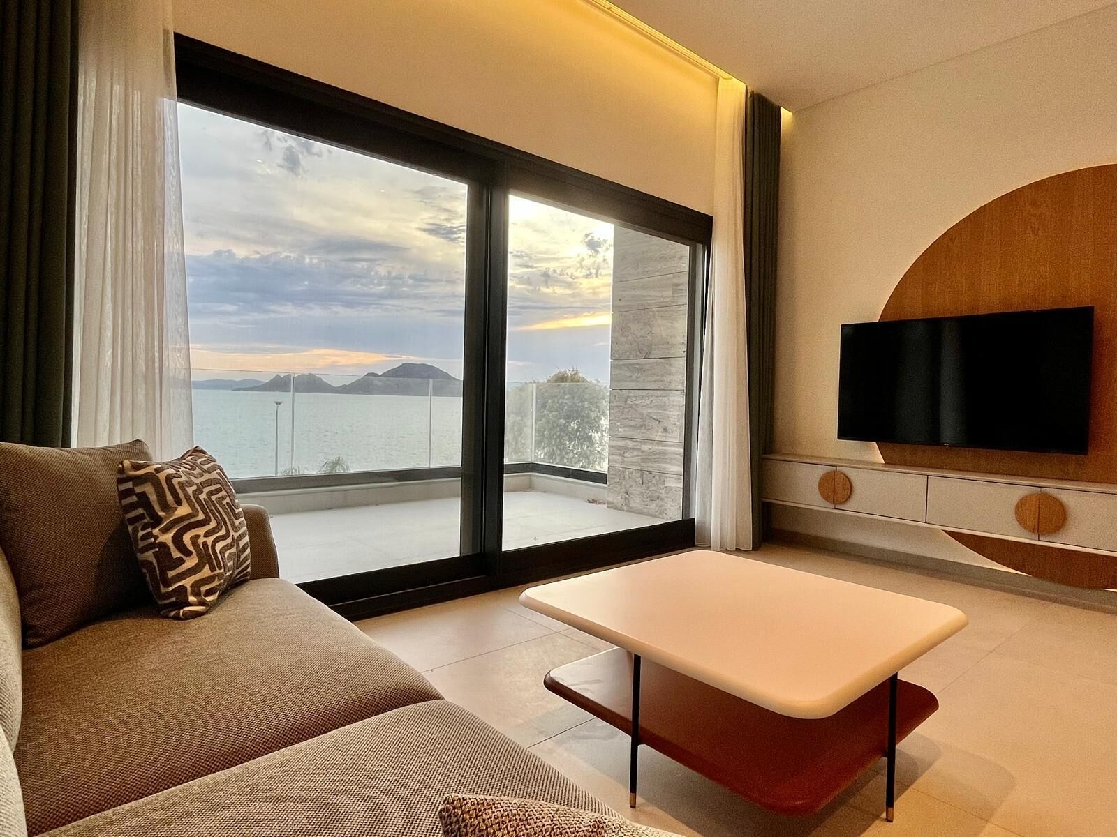 Family Suite, Sea View | Ruang tamu | TV Plasma 