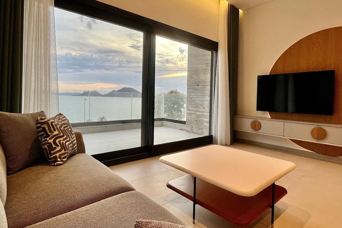 Family Suite, Sea View | Ruang tamu | TV Plasma