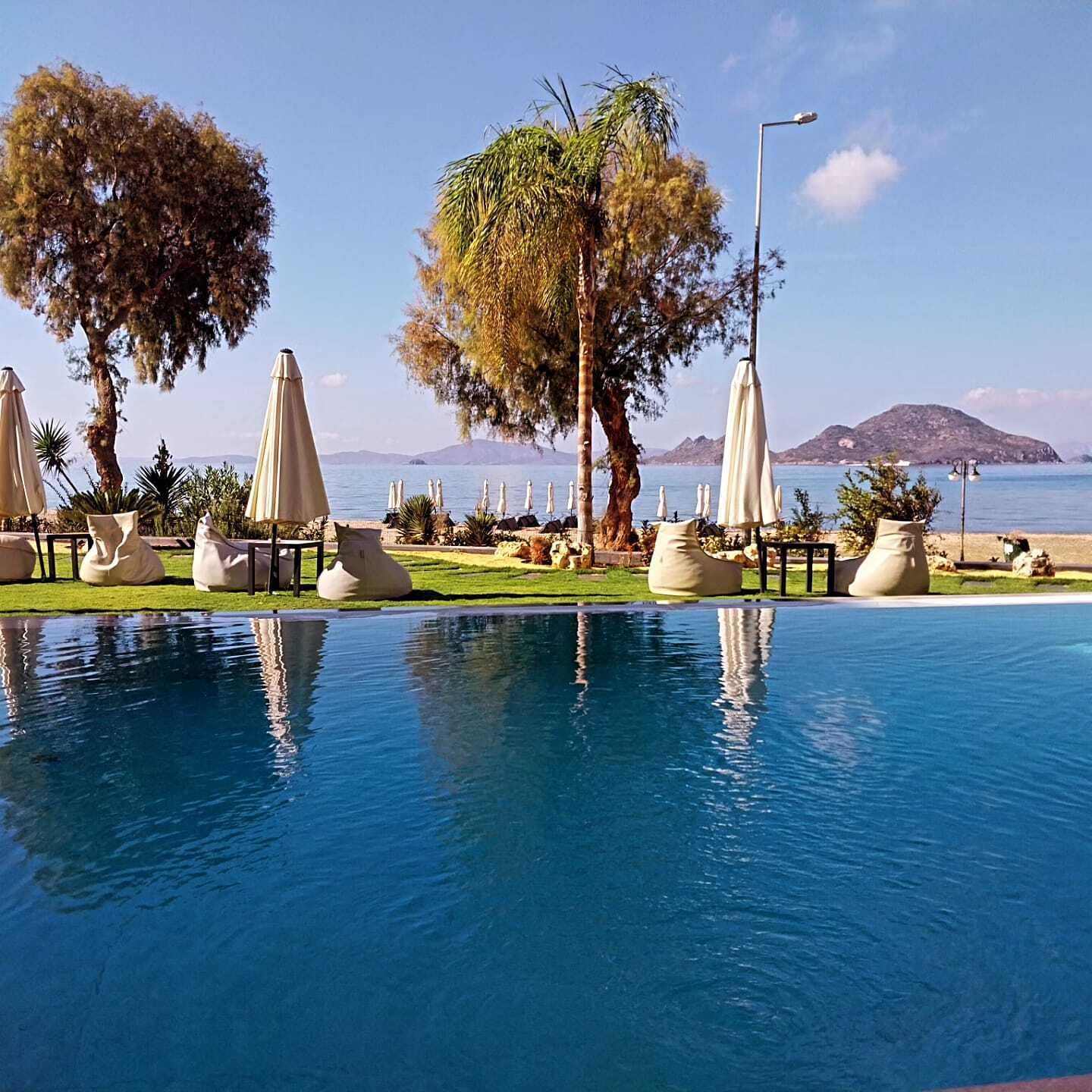 Kolam renang terbuka bermusim 