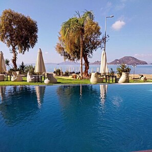 Kolam renang terbuka bermusim 