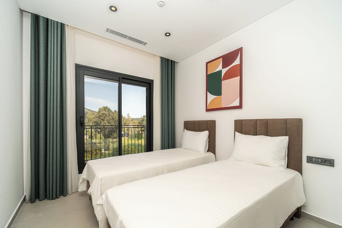 Suite, Sea View | Peralatan tempat tidur premium, peti besi dalam bilik