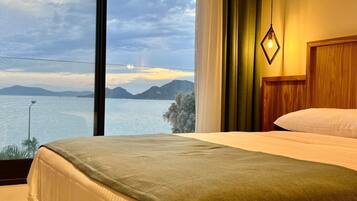 Ropa de cama de alta calidad y caja de seguridad en la habitación