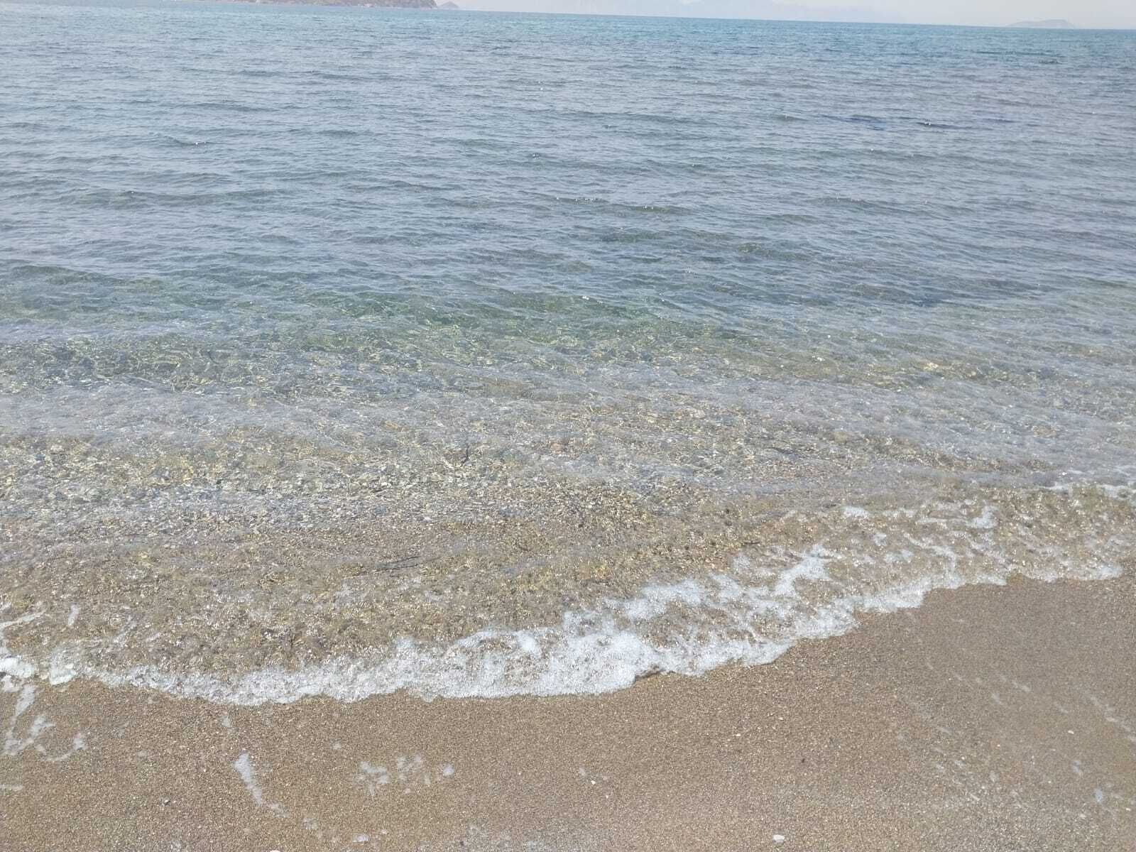 Nær stranden, solsenger og parasoller