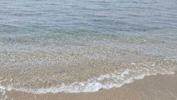 Nær stranden, solsenger og parasoller