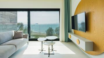 Suite, vistas al mar | Zona de estar | Una televisión de plasma