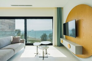 Suite, vistas al mar | Zona de estar | Una televisión de plasma