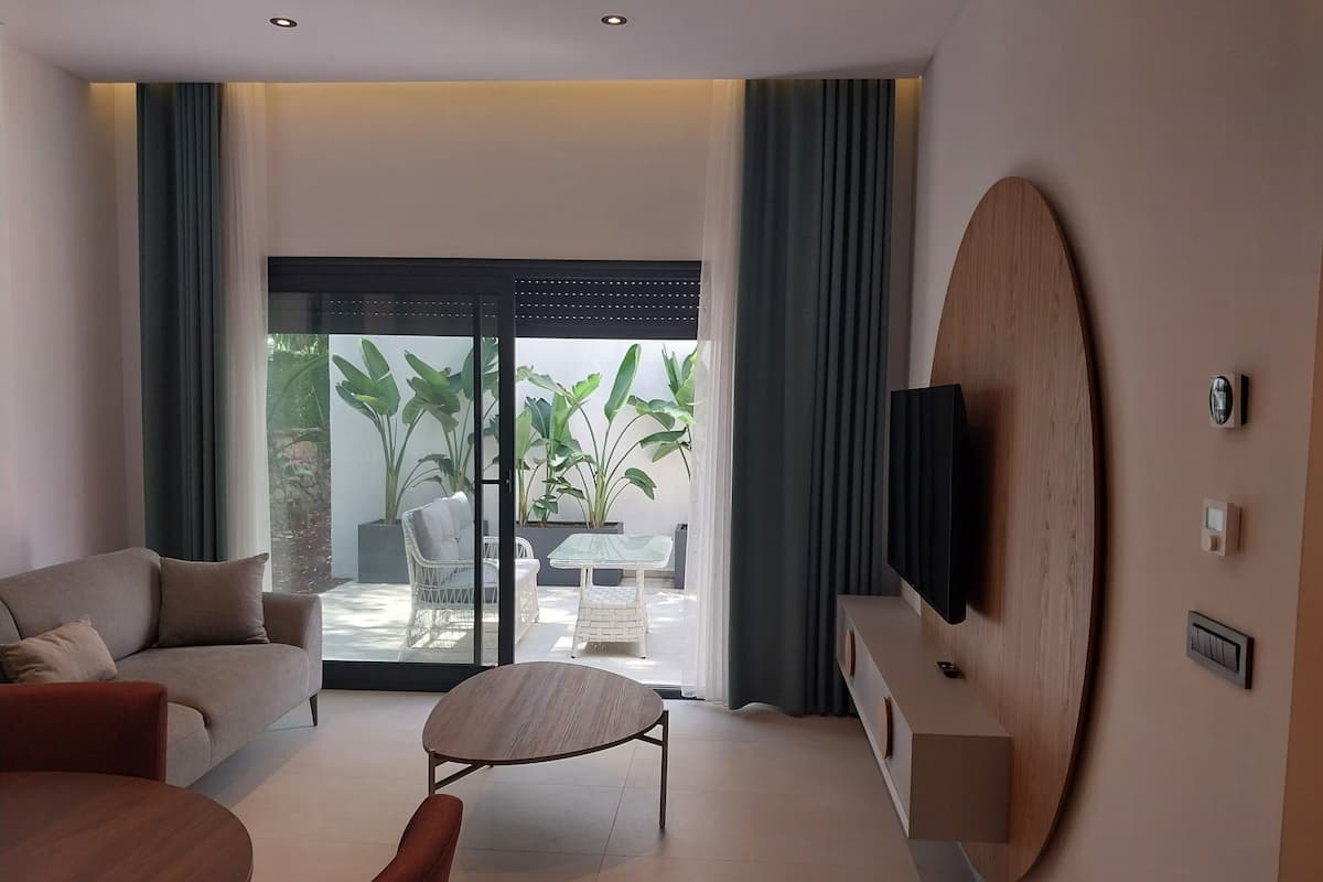 Standard Suite | Ruang tamu | TV Plasma