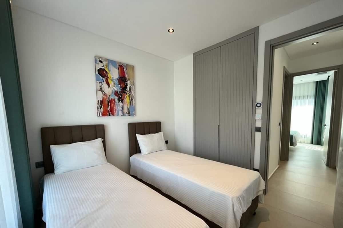 Classic Suite | Peralatan tempat tidur premium, peti besi dalam bilik