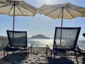 在海灘附近、躺椅、太陽傘