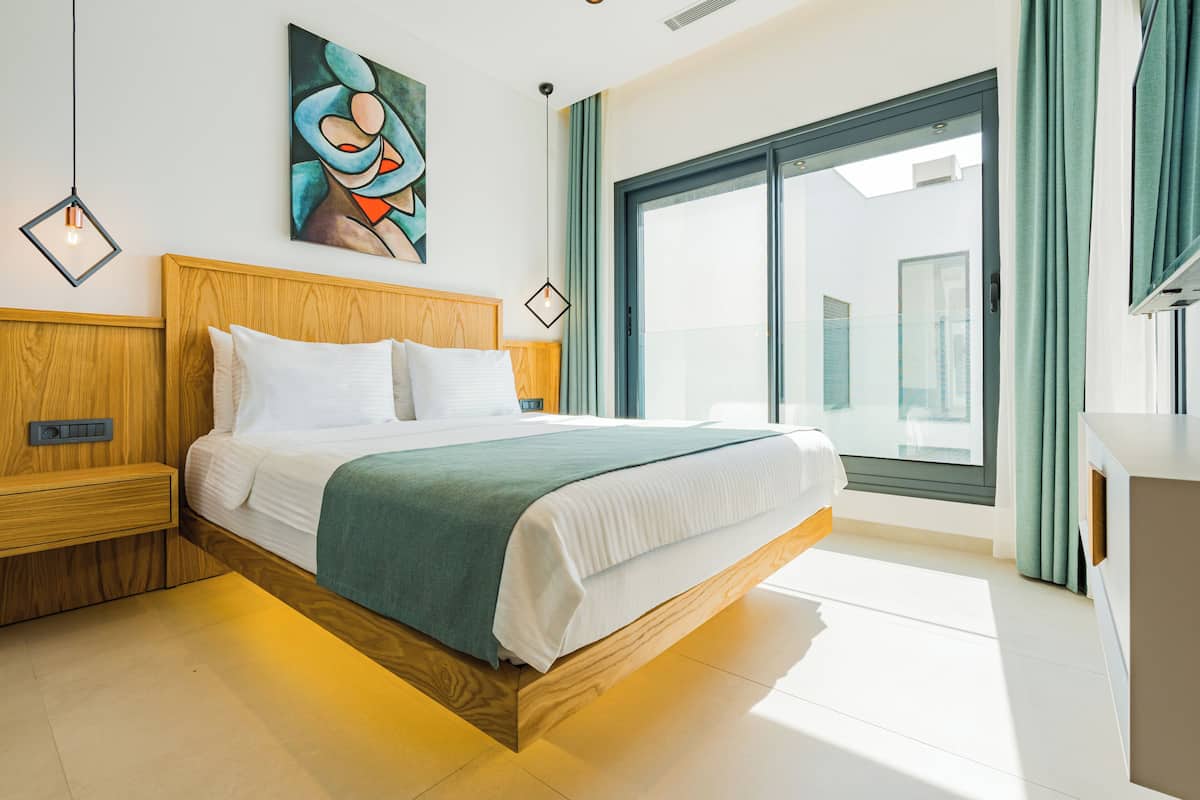 Ropa de cama de alta calidad y caja de seguridad en la habitación