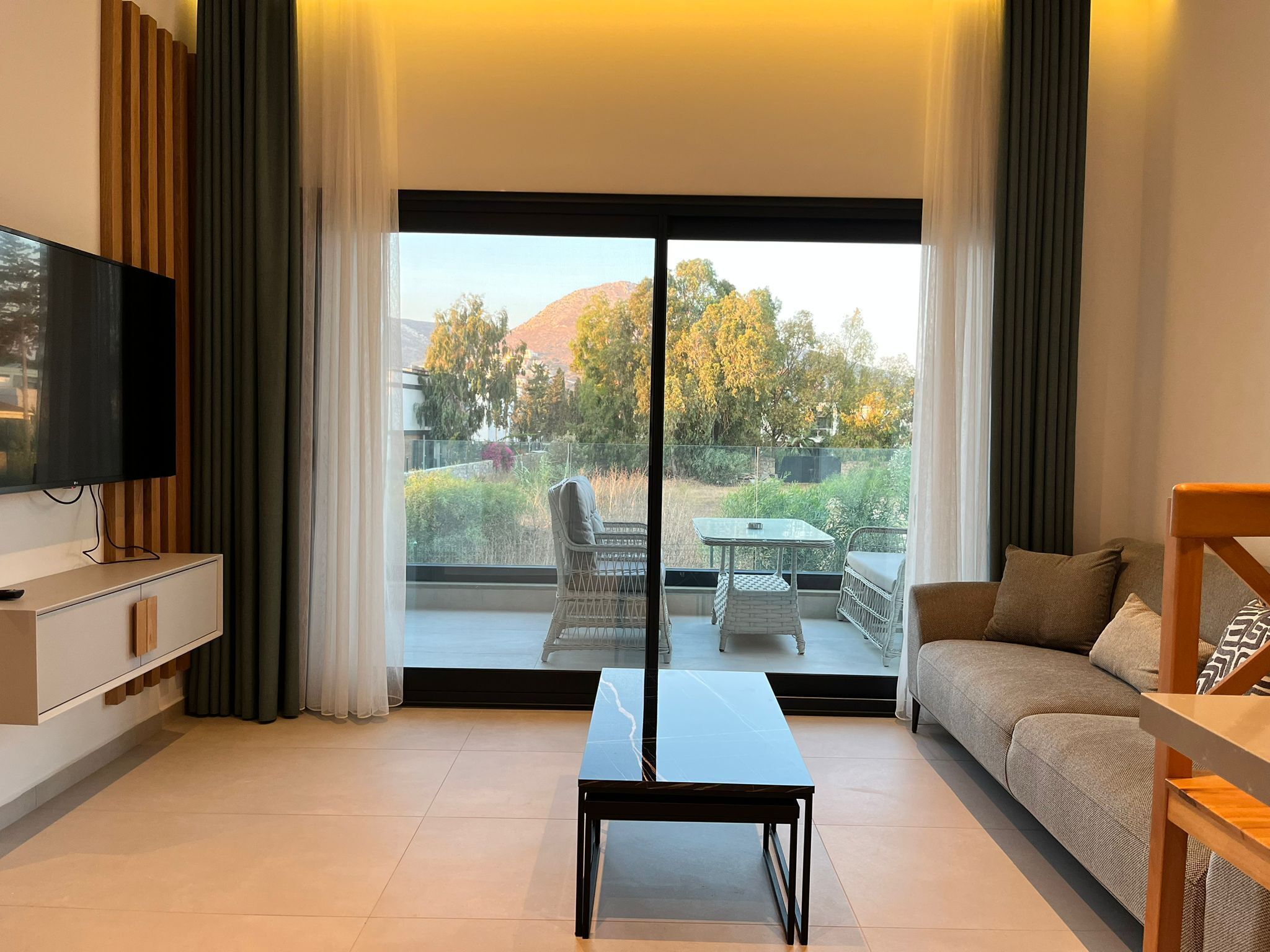 Studio Suite | Khu phòng khách | TV plasma 