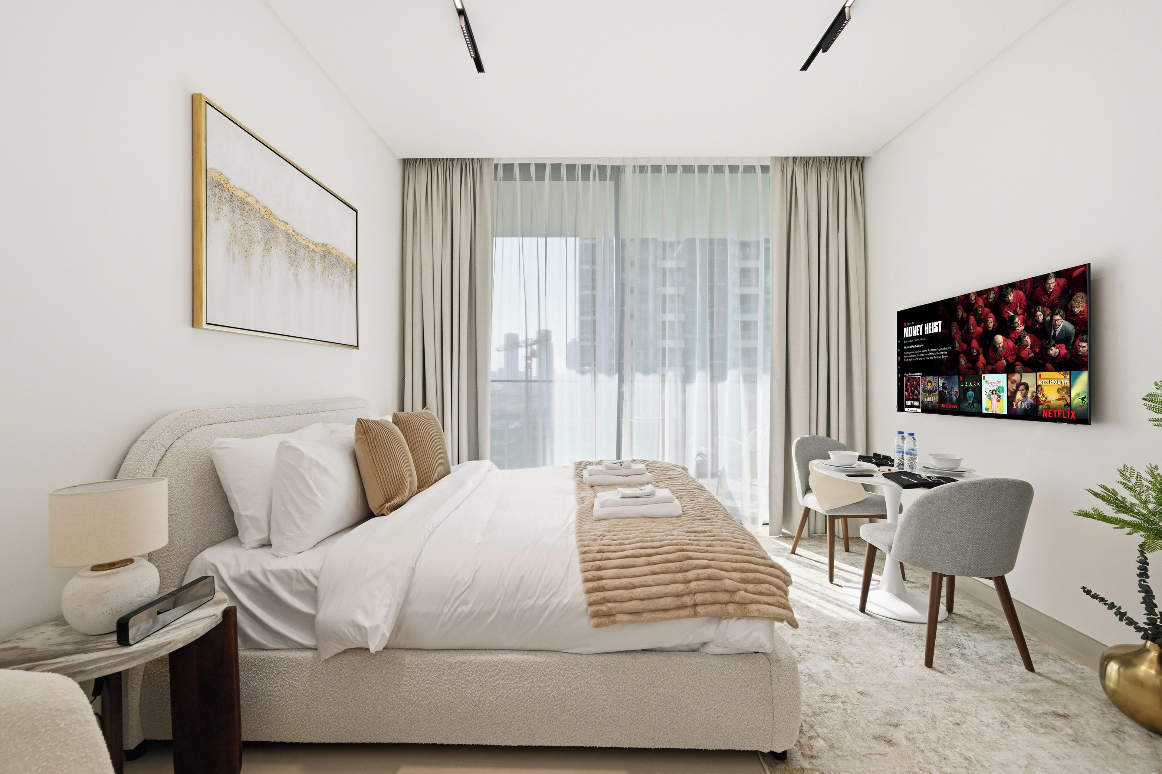 Ein modernes Hotelzimmer mit Bett, Nachttisch, Schreibtisch, Stuhl und einem großen Fenster mit Vorhängen.