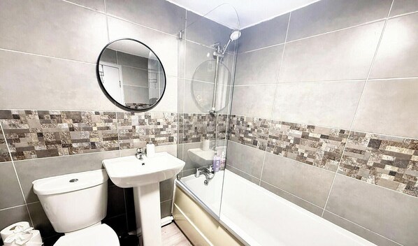 Shower, hair dryer - Exclusive 2 bedroom House in the Heart of Reading! (Berkshire)