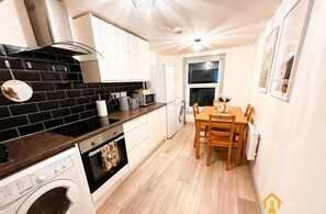 Microwave, oven, dishwasher - Exclusive 2 bedroom House in the Heart of Reading! (Berkshire)