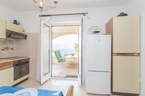 Wasserkocher mit Kaffee-/Teezubehör, Kühlschrank, Mikrowelle, Ofen