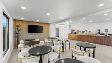 Petit déjeuner en libre-service compris tous les jours
