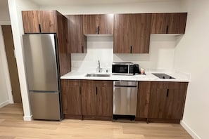 Bàn, màn/rèm cản sáng, bàn ủi/dụng cụ ủi quần áo