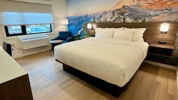 Standaard kamer, 1 kingsize bed, niet-roken | Een bureau, verduisterende gordijnen, een strijkplank/strijkijzer