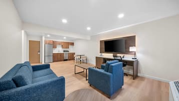 Un apartamento moderno con sala de estar, cocina y comedor.